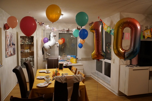 Geburtstagsdeko mit Ballons und gedeckter Tafel